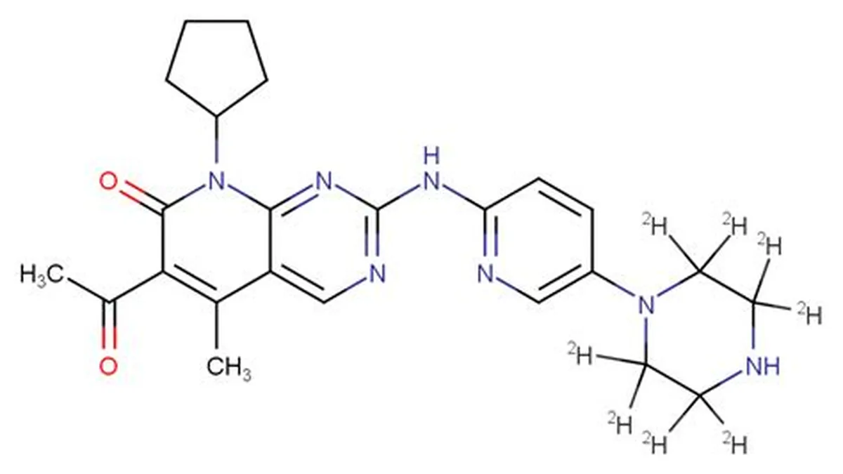 患者手持帕克替尼药瓶,背景是血液科门诊指示牌